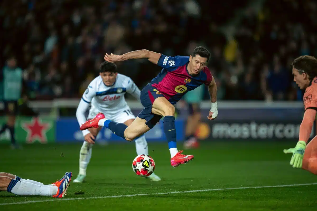 Robert Lewandowski du FC Barcelone marque lors du match de football de l'UEFA Champions League entre le FC Barcelone et l'Atlanta BC à Barcelone