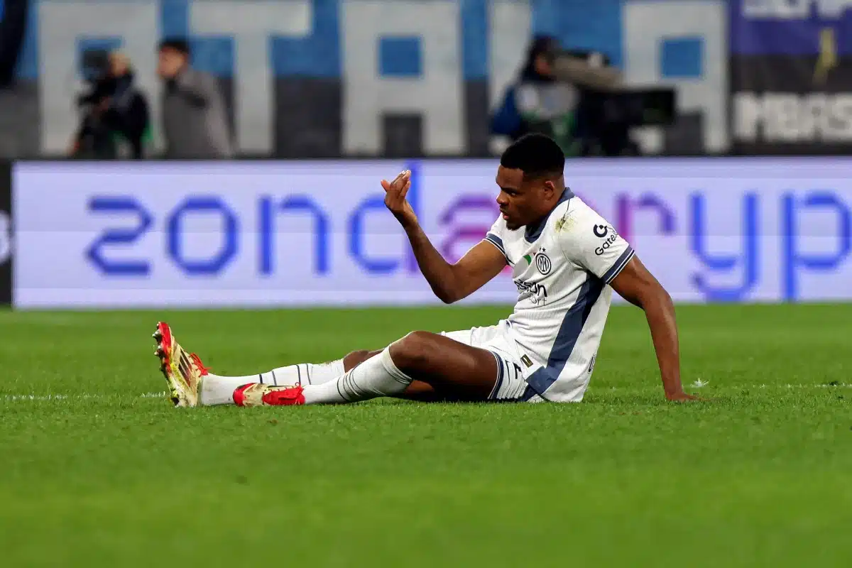 Denzel Dumfries, joueur de l'Inter Milan, s'est blessé sur le terrain lors du match de football de Serie A italienne entre l'Atalanta et l'Inter
