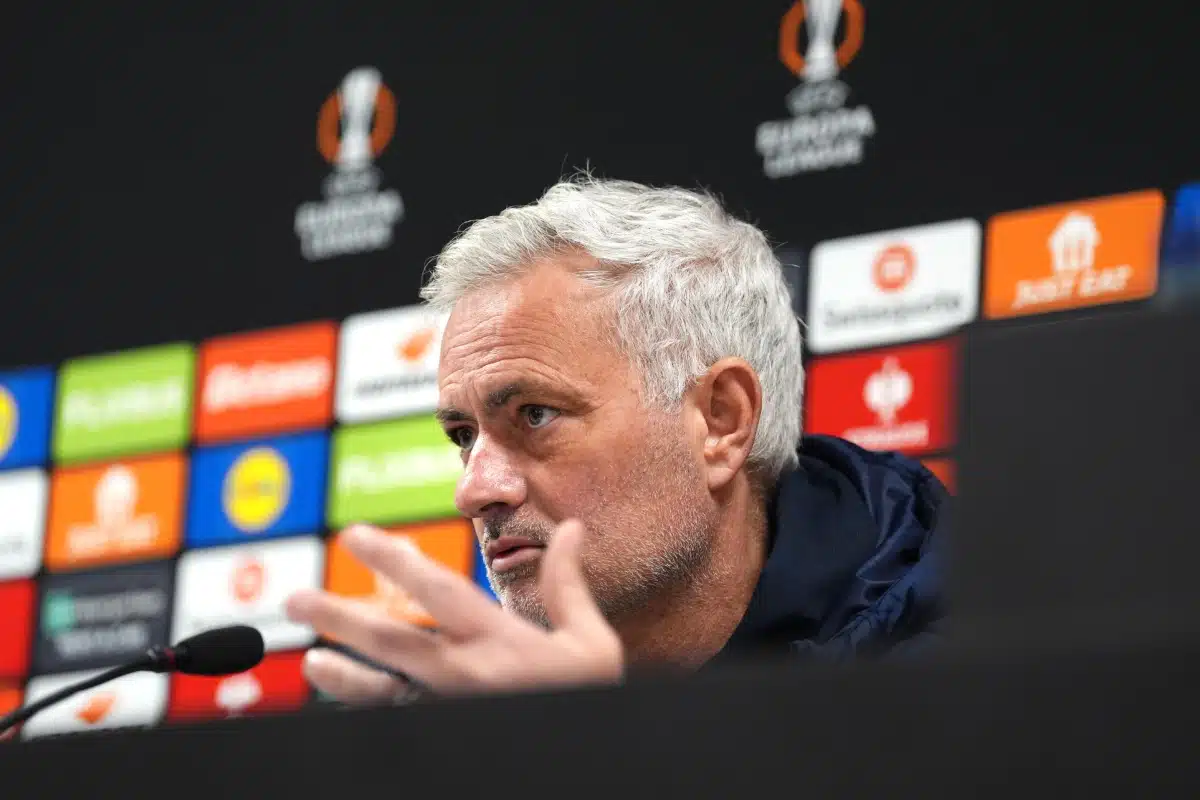 L'entraîneur de Fenerbahçe, José Mourinho, lors d'une conférence de presse à Glasgow, en 2025