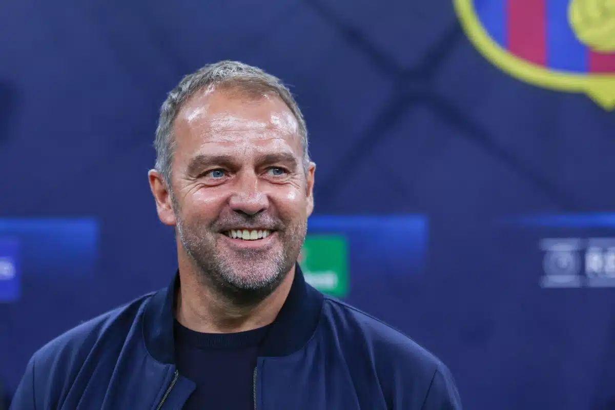 L'entraîneur-chef du FC Barcelone, Hansi Flick, regarde pendant le match de football retour de la demi-finale de l'UEFA Champions League 2024/25 entre le FC Internazionale et le FC Barcelone