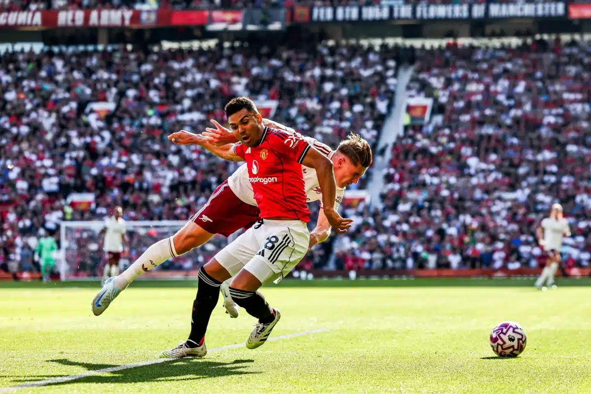 Casemiro de Manchester United est mis à l'épreuve par Viktor Gyokeres d'Arsenal lors du match de Premier League