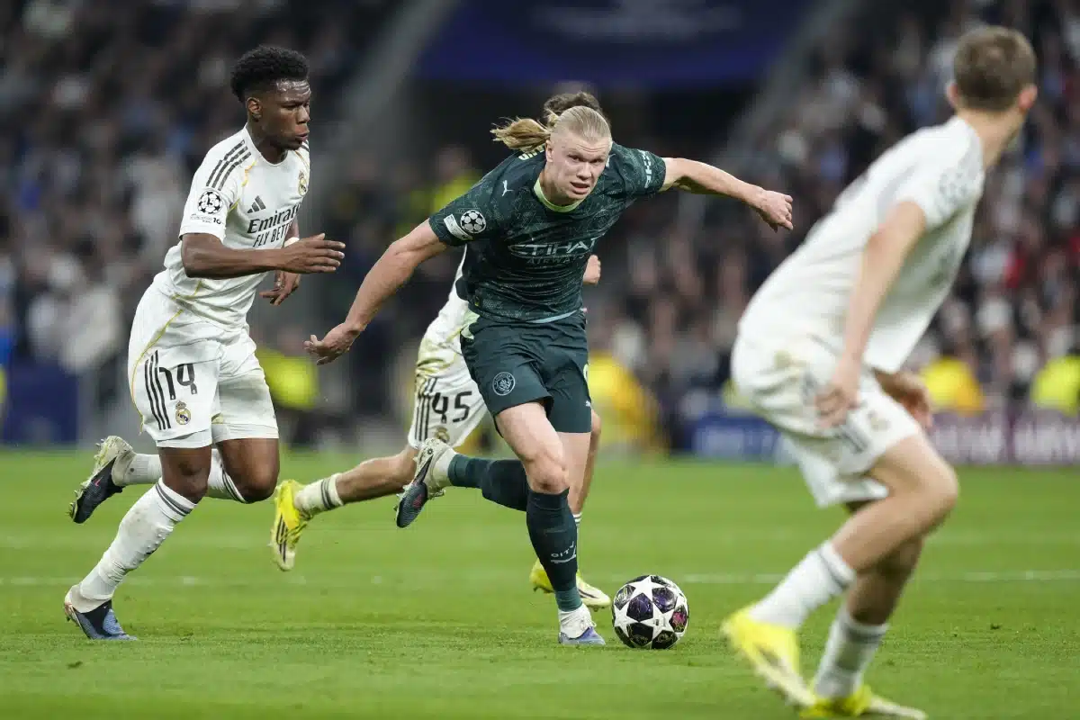 Erling Haaland de Manchester City lors du match aller des huitièmes de finale de l'UEFA Champions League opposant le Real Madrid CF à Manchester City FC le 11 mars 2026.