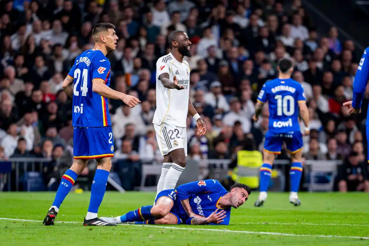 Diego Rico de Getafe CF après avoir reçu une faute d'Antonio Rüdiger du Real Madrid, 2026